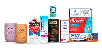Verschillende gezondheids- en zelfzorgproducten, waaronder Care foliumzuur en vitamine D3, Natterman hoestdrank, Bepanthen Eczeem crème, Durex Intensity condooms, Otrivin neusspray, AH paracetamoltabletten, Rennie Pepermunt tabletten en Voltaren Emulgel Extra Sterk gel, gepresenteerd samen op een rij.
