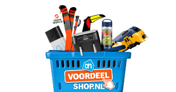 Blauwe Albert Heijn winkelmand gevuld met diverse producten zoals een SnowWorld skipas, keukenapparaat, blender met fruit, gereedschap, en een speelgoed toekan, met daarop een oranje sticker met de tekst 'VOORDEELSHOP.NL'