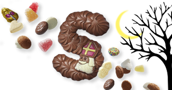 Chocoladeletter S met Sintdecoratie omringd door Sinterklaas snoepgoed zoals kruidnoten, schuimpjes en suikergoed