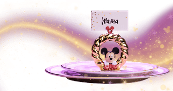 Mickey Mouse naamkaart houder op een paars bord met label 'Mama', tegen een fonkelende paarse en gouden achtergrond
