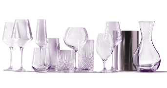 Set van diverse glazen, een wijnkoeler en een karaf op een rij