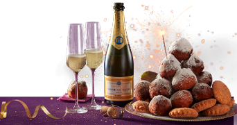 Fles Champagne Diane de Poirón met twee glazen champagne, schaal met oliebollen en appelflappen, vuurwerk op de achtergrond en feestelijke decoratie