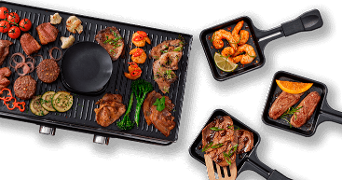 Verschillende soorten vlees, groenten en garnalen worden gegrild op een gourmetstel met pannetjes, ideaal voor een gezellige gourmetavond.