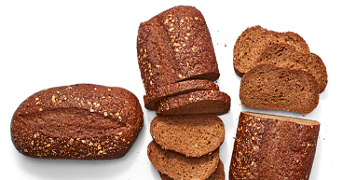 Volkorenbrood met gesneden en hele broden, bestrooid met granen