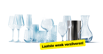 Collectie van verschillende glazen, karaf en ijsemmer met gele banner waarop staat 'Laatste week verzilveren!'