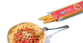 Spaghetti met een bord pasta met tomatensaus en geraspte kaas, naast een verpakking AH spaghetti