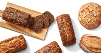 Versgebakken broden met sneedjes brood