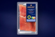 Verpakking met gerookte zalm van het merk EXCELLENT tegen een blauwe achtergrond.