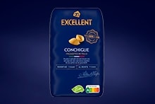 AH Excellent Conchiglie pasta verpakking tegen een donkere achtergrond