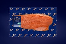 Verse zalmfilet in verpakking van het merk Excellence, op een donkerblauwe achtergrond.