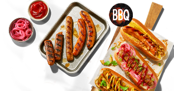 BBQ worsten en hotdogs met verschillende toppings, geserveerd met bakjes ketchup en ingelegde rode ui.