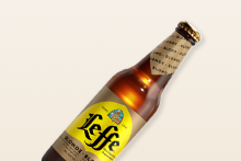 Leffe Blond bierfles tegen lichte achtergrond