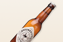 Bierfles van Brouwerij 't IJ op een lichte achtergrond