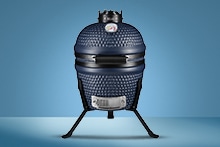 Keramische barbecue op een blauwe achtergrond