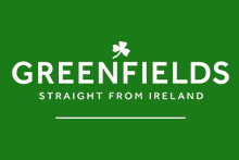 Logo van het merk Greenfields met de tekst "Straight from Ireland" op een groene achtergrond, met een klavertje boven de merknaam.