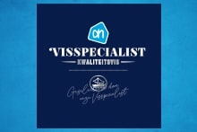 Logo van Albert Heijn visspecialist op een blauwe achtergrond, met de tekst "Visspecialist Kwaliteitsvis" en "Goed idee van de Visspecialist".