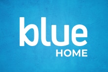 Logo van Blue Home op een blauwe achtergrond