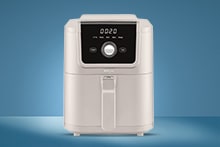 Witte heteluchtfriteuse met digitaal display op een blauwe achtergrond