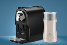 Zwarte koffiecupmachine en witte melkopschuimer op een blauwe achtergrond