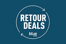 Afbeelding met de tekst "Retour Deals" en "blue" op een blauwe achtergrond, omringd door een cirkel met pijlen, verwijzend naar een retouractie of aanbieding.