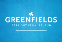 Logo van het merk Greenfields met de tekst "Straight from Ireland" op een blauwe achtergrond.