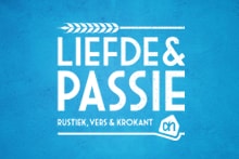 Afbeelding met de tekst "Liefde & Passie, Rustiek, Vers & Krokant" en het Albert Heijn logo op een blauwe achtergrond.