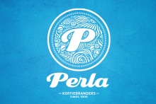 Logo van Perla Koffiebranders op een blauwe achtergrond, met sierlijke witte belettering.