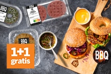 1+1 gratis BBQ burger maaltijd aanbieding met ingrediënten en BBQ saus op houten plank