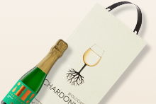 Fles mousserende wijn en een chardonnay cadeauverpakking met een tekening van een wijnglas en wortels.