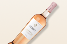 Fles Château Sainte Marguerite rosé wijn tegen een lichte achtergrond
