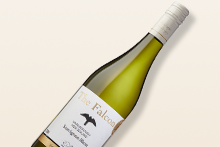 Fles witte wijn The Falcon Sauvignon Blanc tegen lichte achtergrond