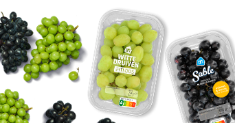Twee plastic verpakkingen met pitloze druiven van het merk Albert Heijn, één met witte druiven en één met donkere Sable druiven, omringd door losse trosjes witte en blauwe druiven.