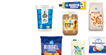 Verschillende Albert Heijn huismerkproducten, waaronder Zaanse Hoeve yoghurt, mayonaise, muesli fruit, pinda kaas, ribbel paprika chips, ice tea en mozzarella, bij elkaar weergegeven.
