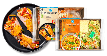 AH Tex-Mex Burrito en Mac 'n Cheese maaltijdpakketten, naast een bord geserveerde Tex-Mex burrito's met gesmolten kaas en groenten