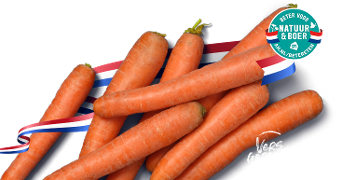 Bospeen wortels met groen, uitgestald met Nederlandse vlaglint, voorzien van Albert Heijn Beter Voor Natuur & Boer en Vers Garantie logo’s.