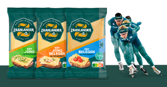 Drie verpakkingen Zaanlander kaas 48+ met zes plakken, varianten jong en belegen, naast schaatsers in groene pakken