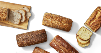 Verschillende soorten gesneden en ongesneden brood, waaronder volkoren, meergranen en wit brood, op een houten plank en losse broden.