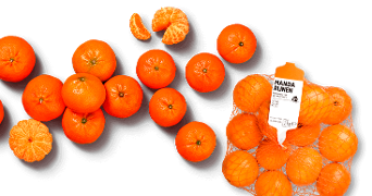 Mandarijnen los en in netverpakking van Albert Heijn, met een geopende mandarijn erboven.