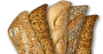 Verschillende stokbroden met diverse zaden en granen, gepresenteerd naast elkaar