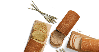 Drie tijgerbroden, gesneden op houten planken, met enkele tarwehalmen ter decoratie.