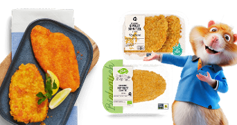 Twee gepaneerde kipfiletschnitzels geserveerd op een bord met citroenpartjes en peterselie, daarnaast verpakkingen van Albert Heijn kipfiletschnitzels en een vrolijk geanimeerd dier in een blauw shirt.