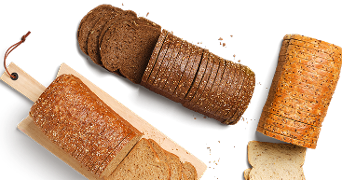 Drie verschillende soorten gesneden brood, waaronder donker meergranenbrood, lichtbruin brood op een houten plank en wit meerzadenbrood.