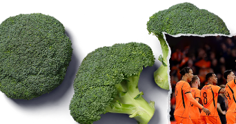 Drie stronken broccoli op een zwarte achtergrond, met daarnaast een gescheurd stuk afbeelding waarin een groep voetballers in oranje shirts te zien is.