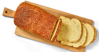 Vers gesneden tijgerbrood op een houten plank