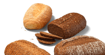 Verschillende soorten ongesneden brood, waaronder wit en donker meergranenbrood, op een zwarte ondergrond.