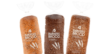 Drie verpakkingen AH Bakkersbrood in verschillende varianten, geheel verpakt in doorzichtige plastic zakken.