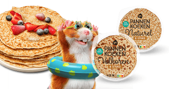 Stapel pannenkoeken met aardbeien en blauwe bessen, cartoon hamster met zwemband, en verpakkingen van AH pannenkoeken naturel en volkoren (8 stuks).