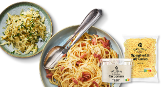 Spaghetti carbonara met verse pasta en pastasaus van Albert Heijn, geserveerd met een salade van witte kool en kruiden.