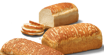 Tijgerbrood, gesneden en ongesneden, op een witte achtergrond.