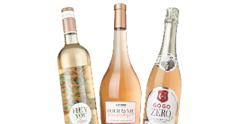 Drie flessen roséwijn, waarvan één mousserende, met het NIX18-logo rechtsboven, wat aangeeft dat de producten alleen bedoeld zijn voor personen van 18 jaar en ouder.